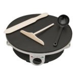 Crepera eléctrica negra con utensilios sobre fondo blanco, ejemplo de fotografía de producto para Amazon