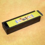 Caja de madera decorativa sobre fondo beige, ejemplo de foto de producto sin fondo blanco